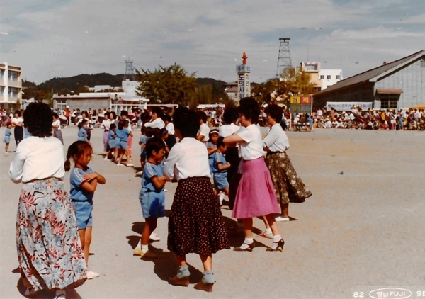 ▲ 1982년 10월 예천국민학교에서 열린 아이들의 운동회
