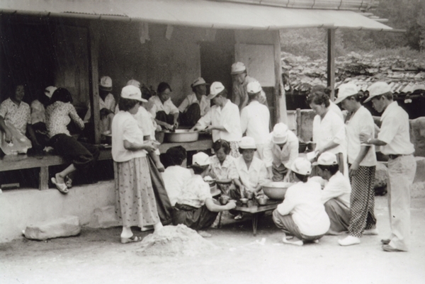 마을에서 부역하던 주민들이 함께 밥을 먹고 있는 모습