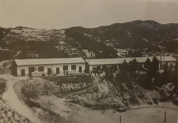 1967년 건립 당시의 진명학교. 뽕나무밭이 있던산을 밀고 학교를 지었다