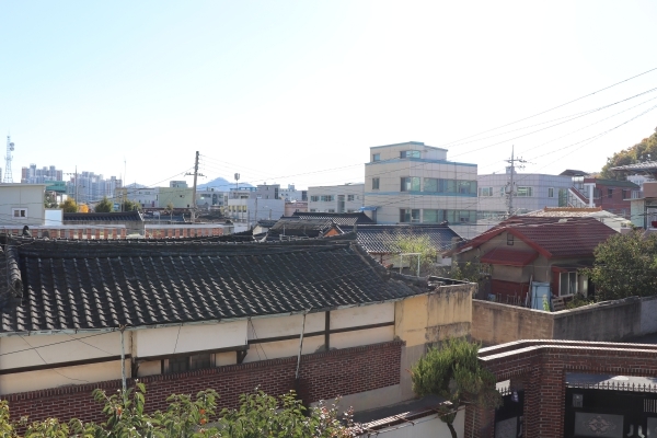 옥상 위에서 바라본 전경1. 서부시장 맞은편 철도병원이 있던 자리가 보인다.