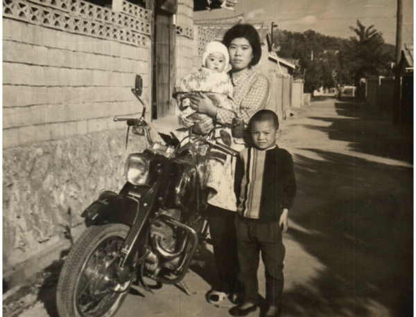 1970년대 중반 평화동 철도관사 13번지 집앞 골목길. 여동생을 안고 있는 엄마 옆에 서 있는 아이가 당시 서부초등학교 3학년이던 권태상이다.