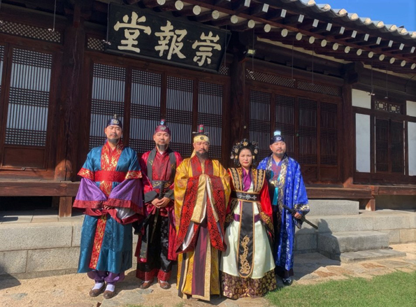 북문동 사람들이 태사로 고려의 거리 재현을 위해 고려 왕실의 복장을 입고 있는 모습  Ⓒ강점용