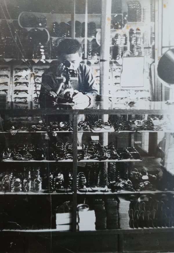 1968년 3월, 현재 일공안경 자리에 있던 남방상사에서 김옥현이 렌즈메터기로 안경도수를 측정하는 중이다.