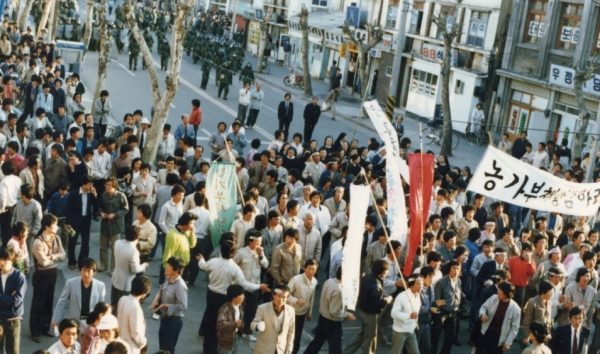 1986년 4월 16일 안동문화회관 앞에서 열린 '농민 노동자를 위한 기도회 및 농가부채탕감 농민대회'.(ⓒ천주교안동교구가톨릭농민회)