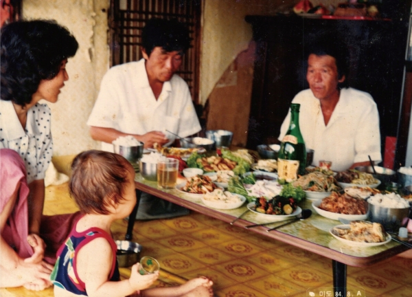 1984년 8월의 아버지. 마루에서 푸짐한 식사중이시다.