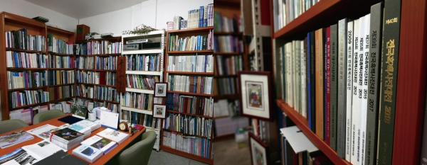 김재도 대표가 사진 도서관을 만들기 위해 모으고 있는 책자(ⓒ신준영)