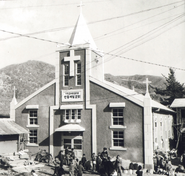1954년 안동제일교회. 종탑 자재는 준비해 두었으나 아직 종탑을 올리기 전이다.