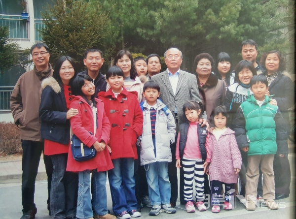 10년 전 네 명의 자녀가족과 함께 찍은 사진.