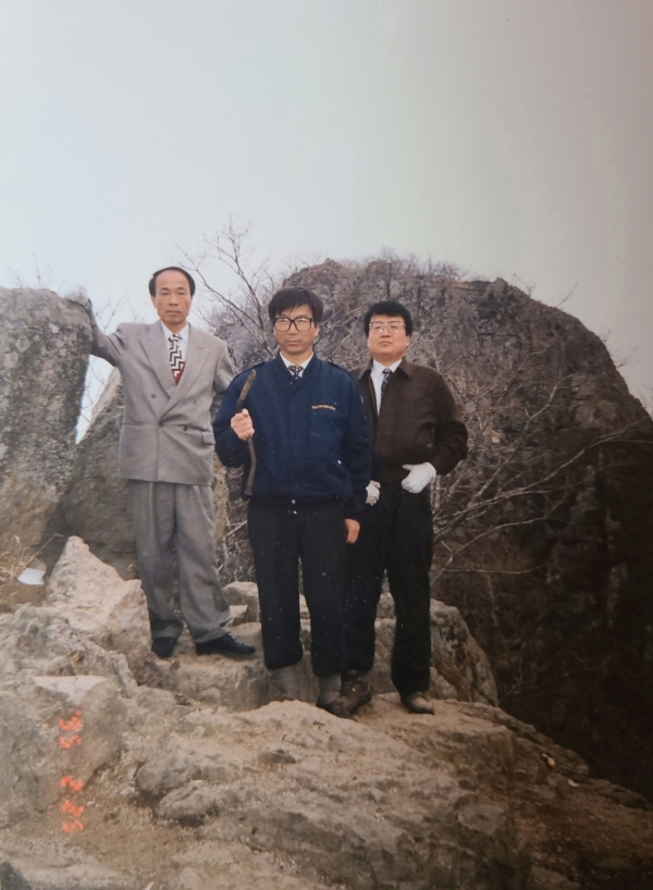 1995년 2월 경상북도 문화예술과 문화재계장 시절, 지명유래 및 쇠말뚝 찾기사업을 추진하기 위해 동료들과 산에 올랐다.