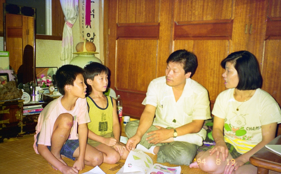 1994년 당시 일직면 국곡보건진료소에서의 가족 모습 @김복영